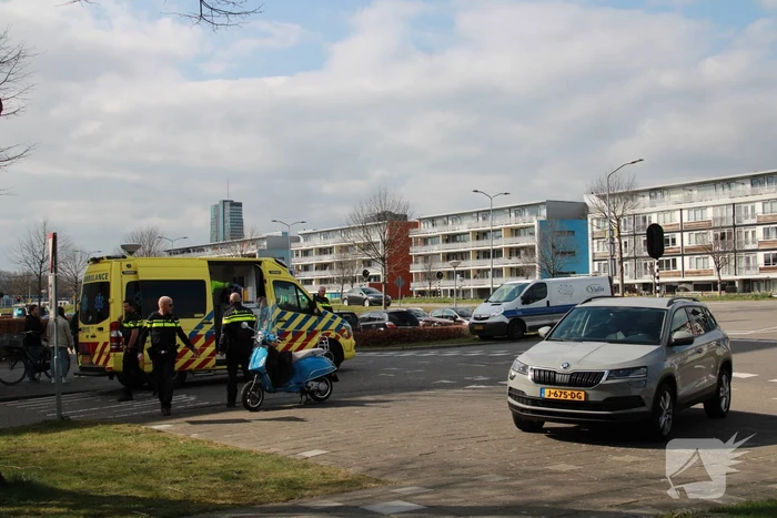 Auto en scooter botsen op kruising