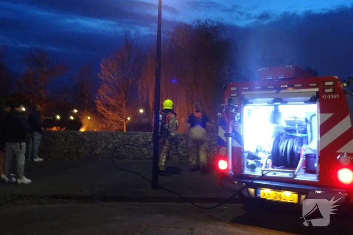 Stuk riet in brand gestoken