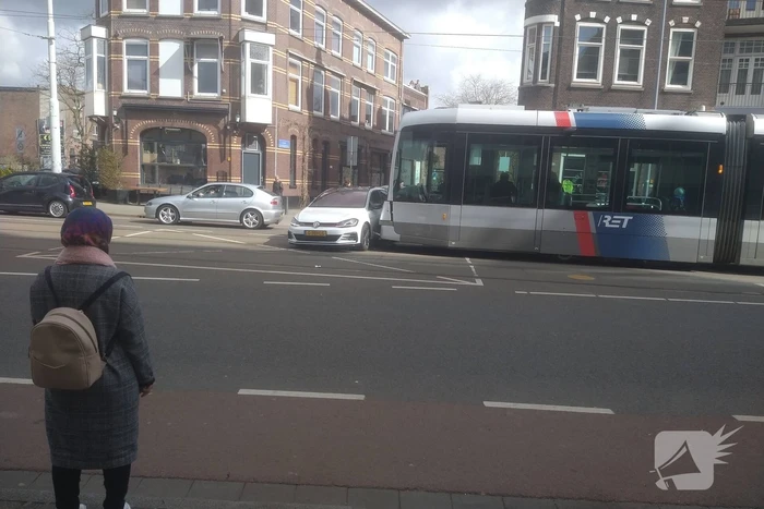 Tram en personenauto met elkaar in botsing
