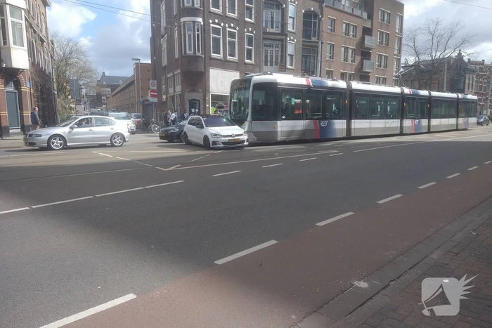 Tram en personenauto met elkaar in botsing