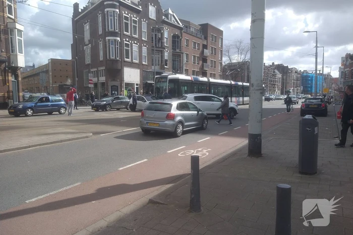 Tram en personenauto met elkaar in botsing