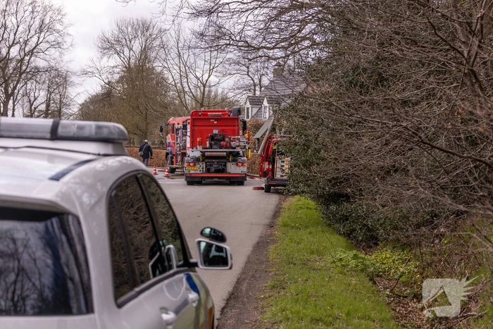 Brandweer blust brand in schuur