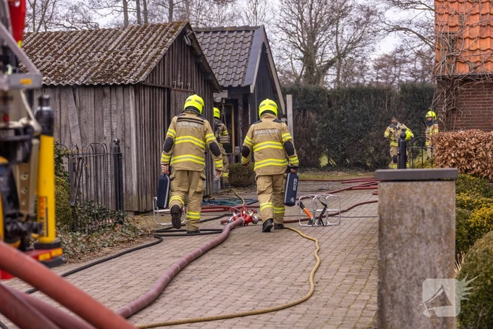 Brandweer blust brand in schuur