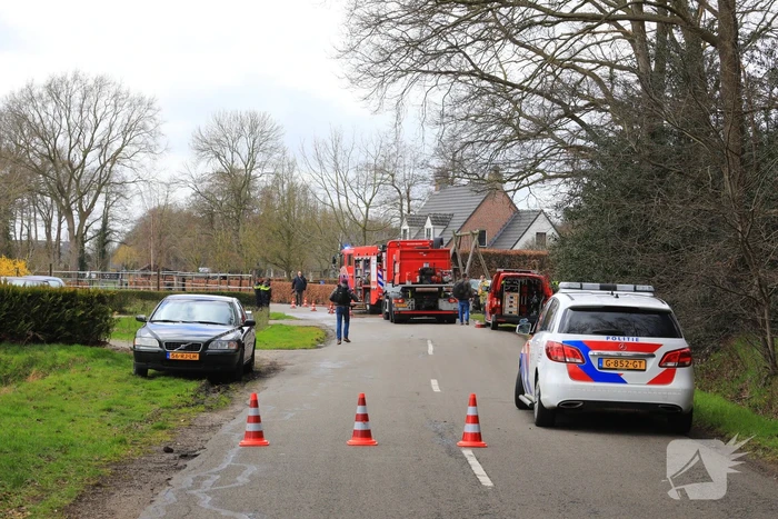 Brandweer blust brand in schuur