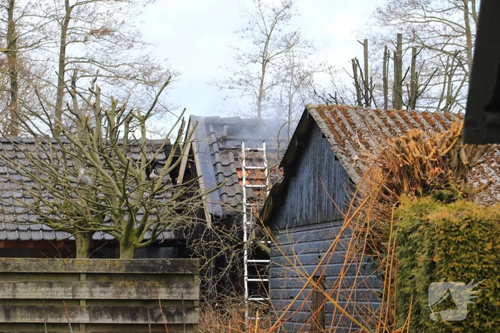 Brandweer blust brand in schuur
