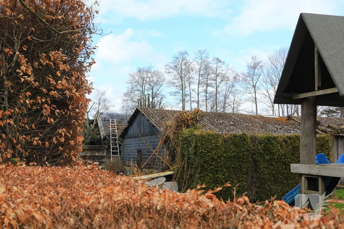 Brandweer blust brand in schuur
