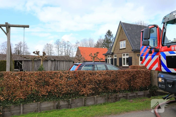 Brandweer blust brand in schuur