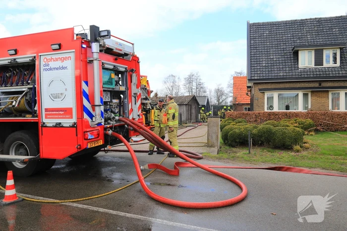 Brandweer blust brand in schuur