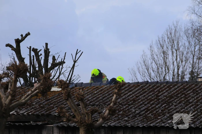 Brandweer blust brand in schuur