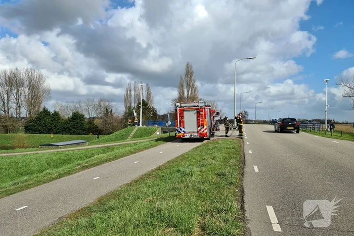 Brandweervrouw haalt kat uit sluistrap
