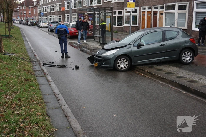 Personenauto botst tegen boom