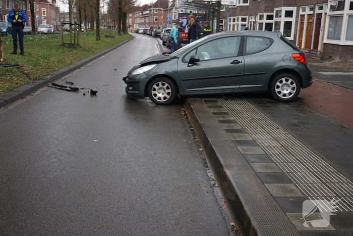 Personenauto botst tegen boom