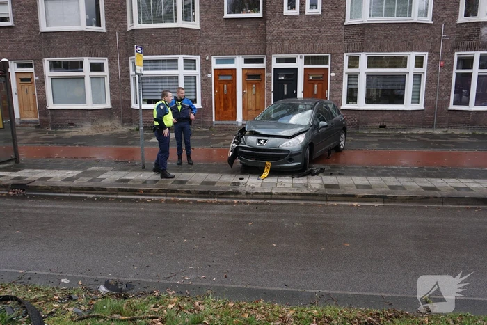 Personenauto botst tegen boom