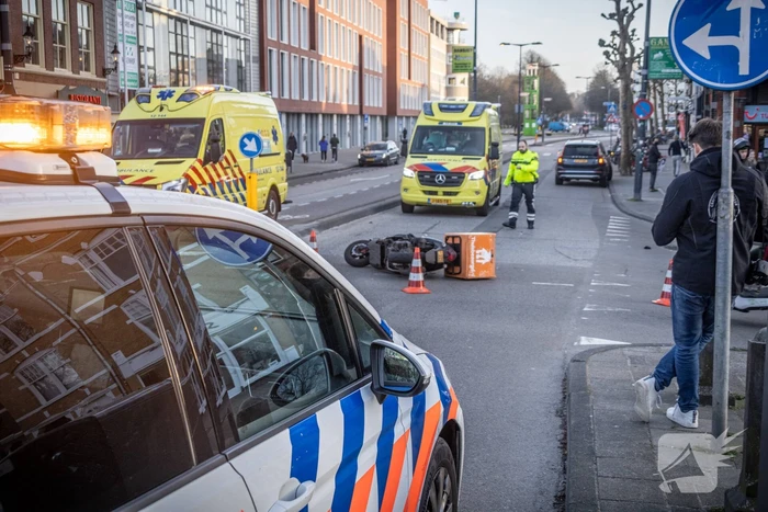 Maaltijdbezorger gewond door aanrijding met personenauto