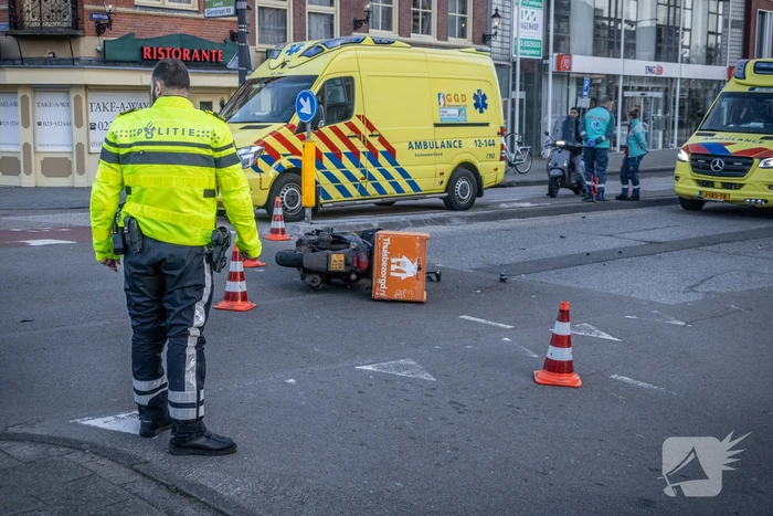 Maaltijdbezorger gewond door aanrijding met personenauto