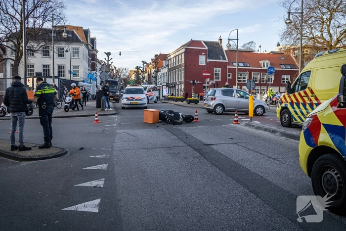 Maaltijdbezorger gewond door aanrijding met personenauto