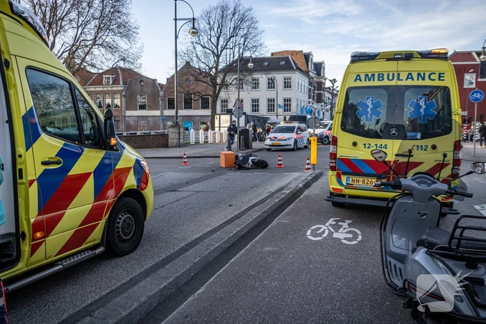 Maaltijdbezorger gewond door aanrijding met personenauto