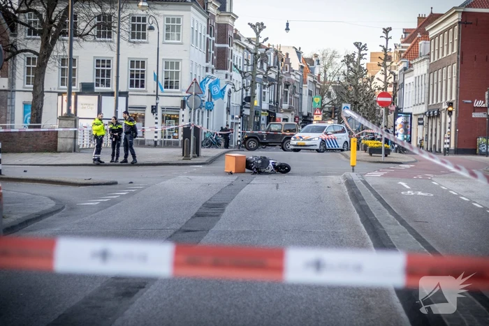 Maaltijdbezorger gewond door aanrijding met personenauto