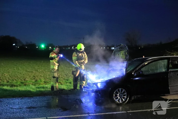 Motorcompartiment van personenauto uitgebrand