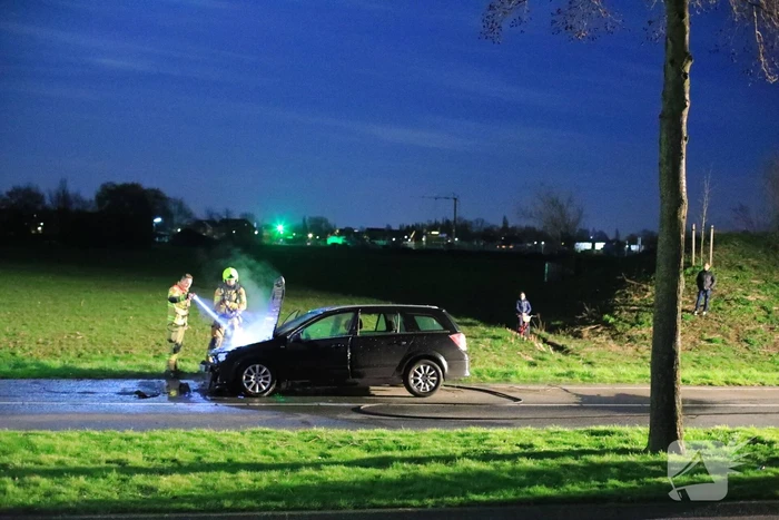 Motorcompartiment van personenauto uitgebrand