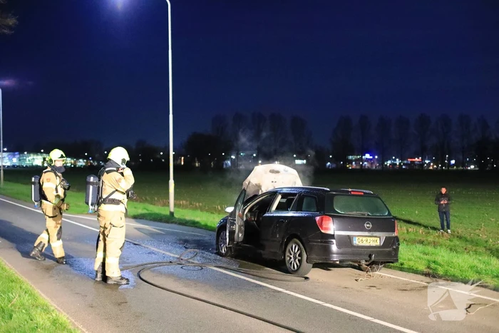 Motorcompartiment van personenauto uitgebrand