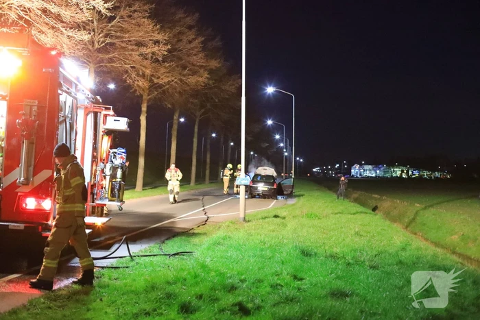 Motorcompartiment van personenauto uitgebrand