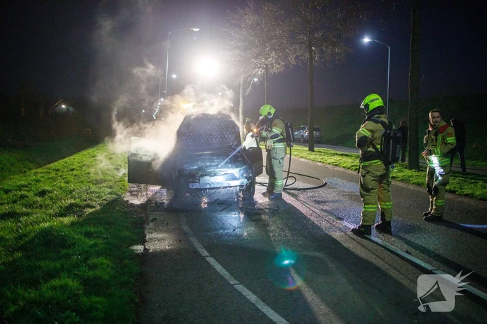 Motorcompartiment van personenauto uitgebrand