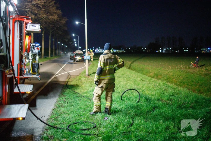 Motorcompartiment van personenauto uitgebrand