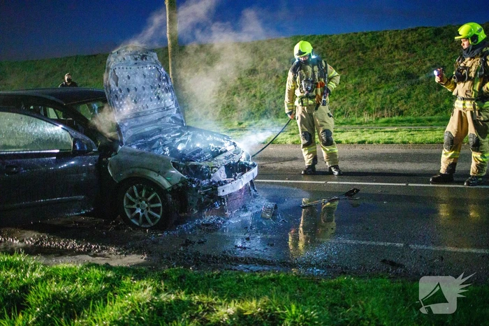 Motorcompartiment van personenauto uitgebrand