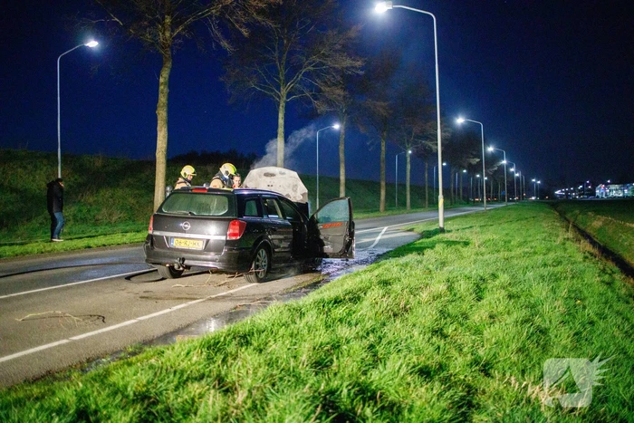 Motorcompartiment van personenauto uitgebrand
