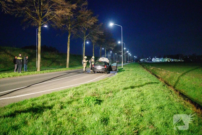 Motorcompartiment van personenauto uitgebrand