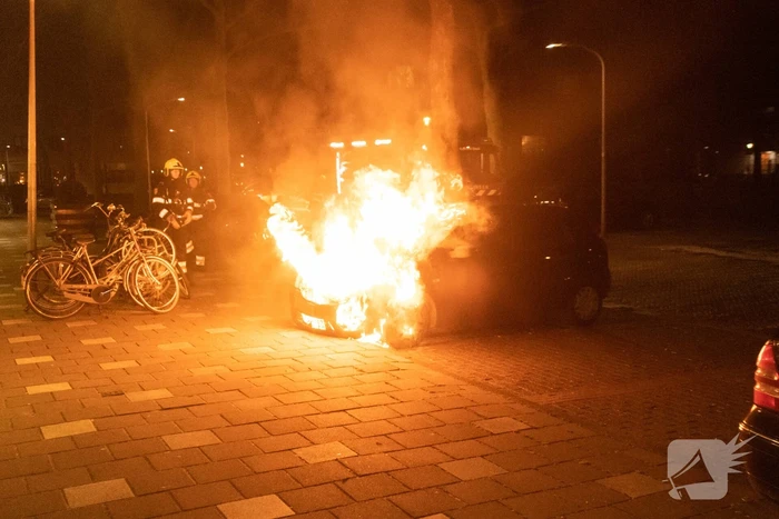 Brandweer blust in brand gestoken personenauto