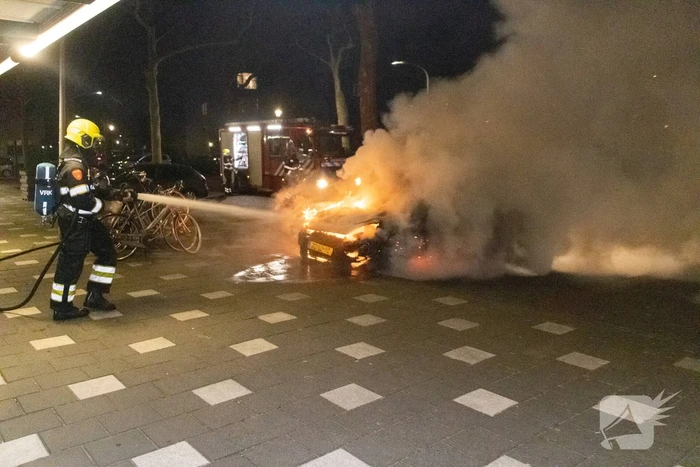 Brandweer blust in brand gestoken personenauto