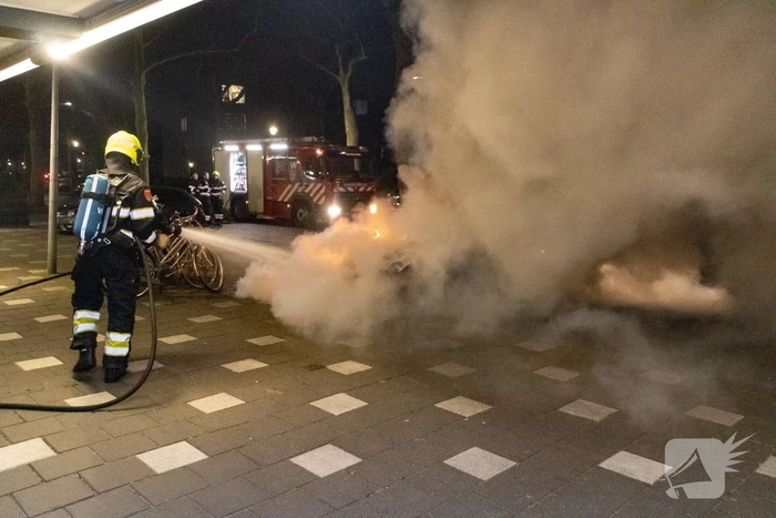 Brandweer blust in brand gestoken personenauto