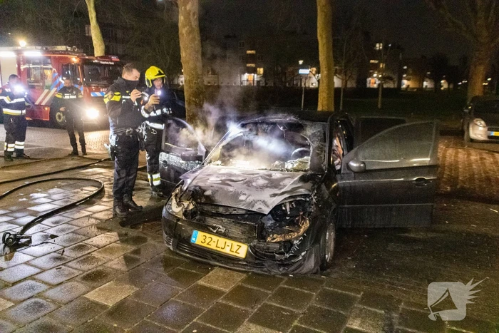 Brandweer blust in brand gestoken personenauto