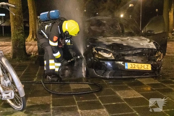 Brandweer blust in brand gestoken personenauto