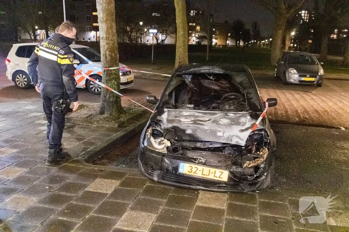Brandweer blust in brand gestoken personenauto