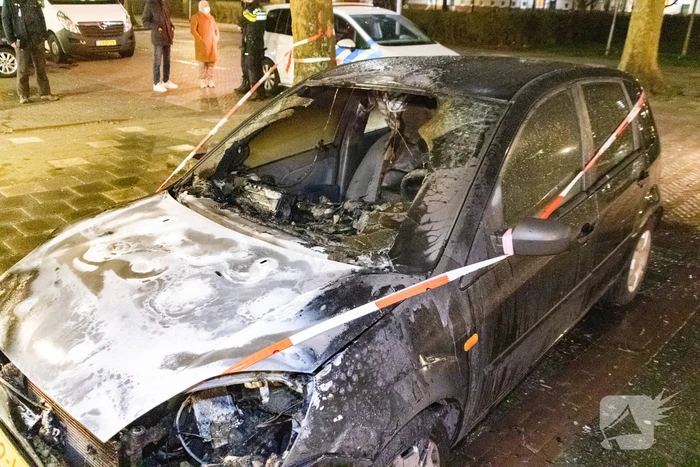 Brandweer blust in brand gestoken personenauto