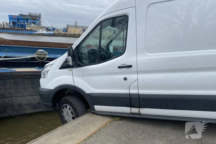 Bestelbus rijdt bijna het water in
