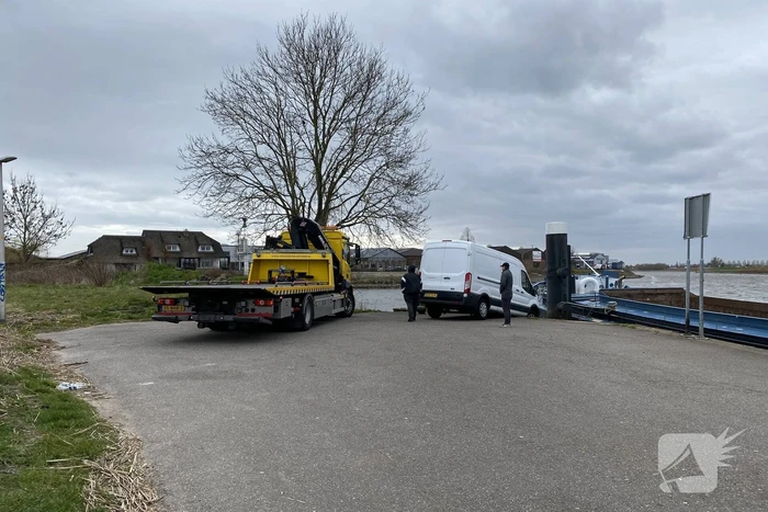 Bestelbus rijdt bijna het water in