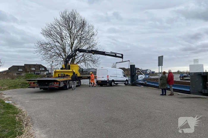 Bestelbus rijdt bijna het water in
