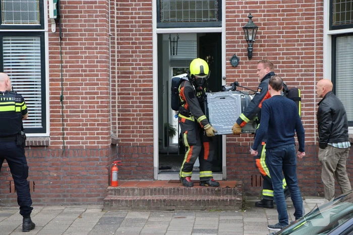 Brandweer doet onderzoek naar vermoedelijke brand in oven