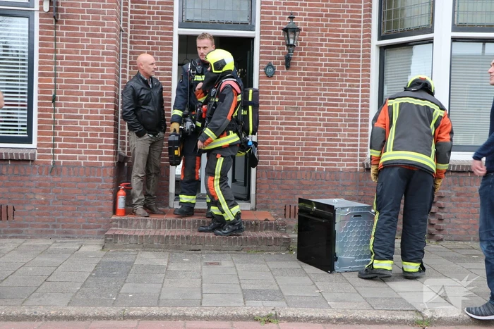 Brandweer doet onderzoek naar vermoedelijke brand in oven