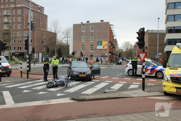 Scooterrijder gewond bij aanrijding met personenauto