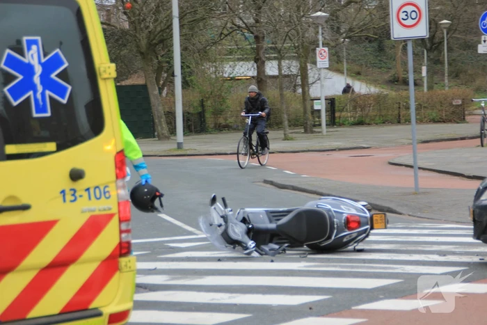 Scooterrijder gewond bij aanrijding met personenauto