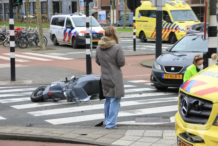 Scooterrijder gewond bij aanrijding met personenauto