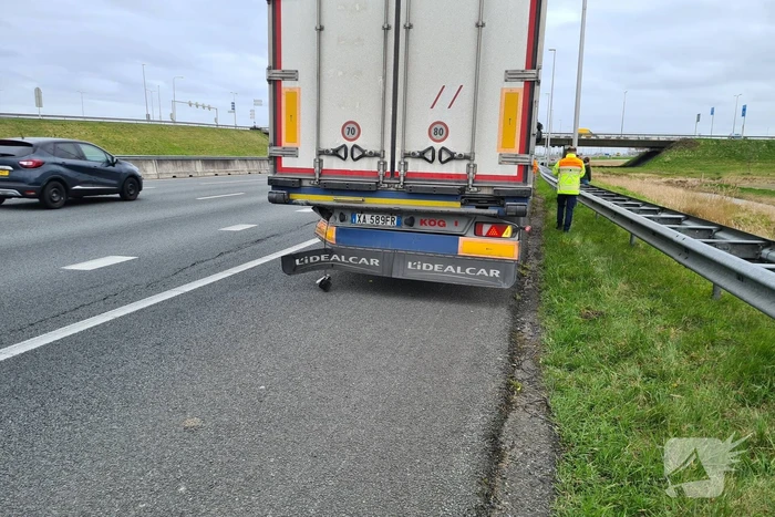 Personenauto klapt op trailer van vrachtwagen