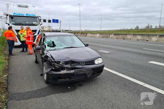 Personenauto klapt op trailer van vrachtwagen