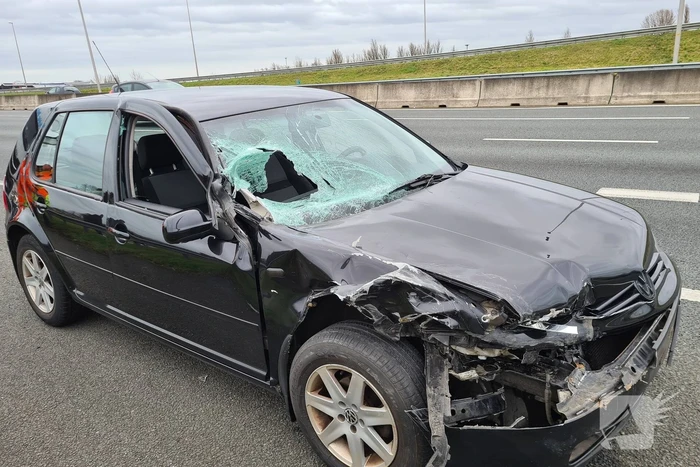 Personenauto klapt op trailer van vrachtwagen