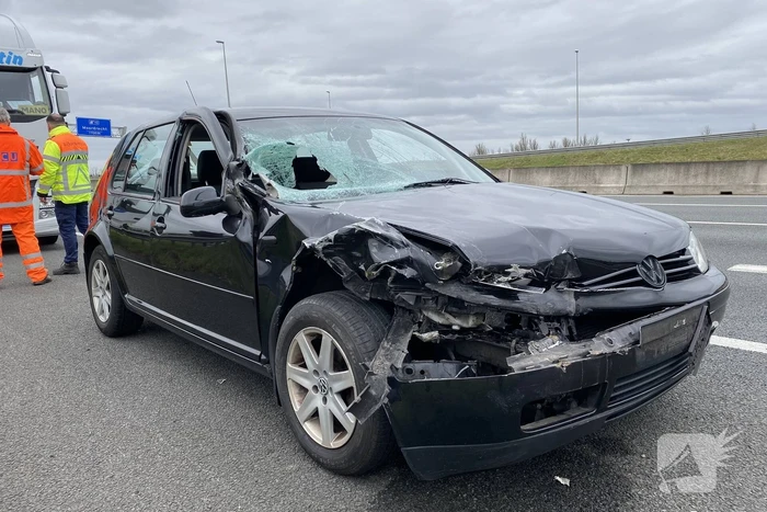 Personenauto klapt op trailer van vrachtwagen